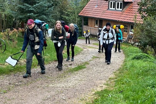 Die Duke of Edinburgh's International Award Gold Gruppe erklimmt einen Berg.