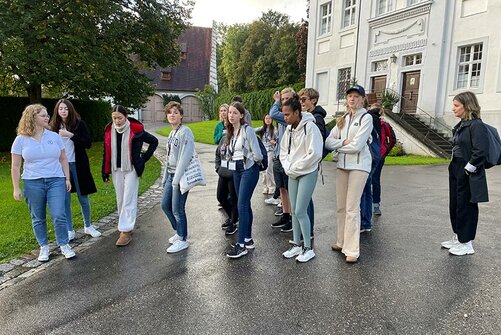 Salemer Schüler:innen zeigten den Kanadier:innen den Standort Schloss Salem. 