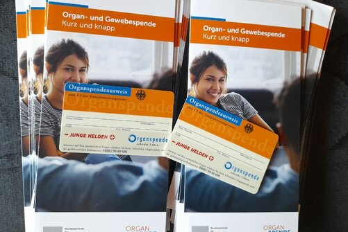 Organspendeausweis und -broschüre