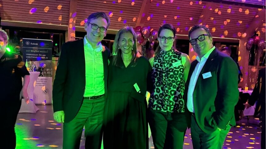 Gruppenbild bei der Night of Friends. Unter anderem: Vorsitzender Oliver Fischer, Stellvertretender Vorsitzender Dr. Günther Metzner und Geschäftsstellenleiterin Britta Stocker.