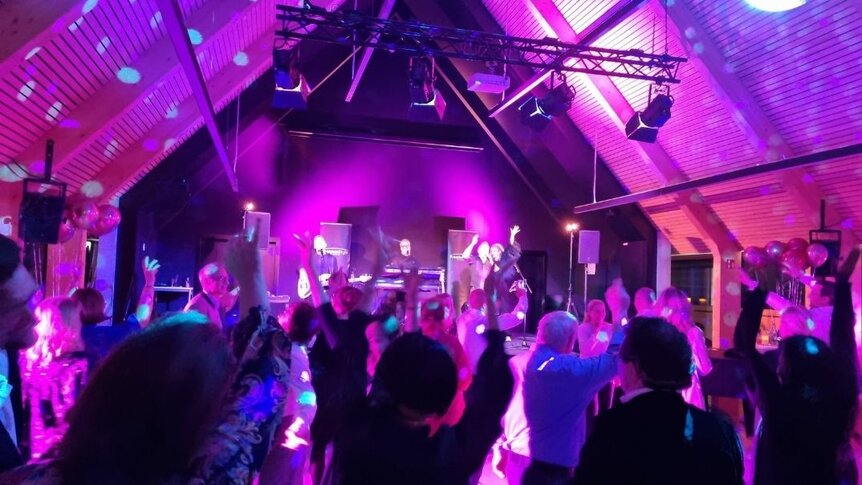 Die Gäste tanzen ausgelassen bei der Night of Friends.
