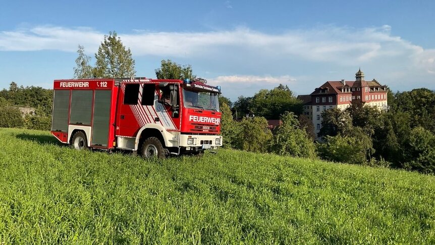 Neues Feuerwehrfahrzeug vor dem Schloss Spetzgart. 