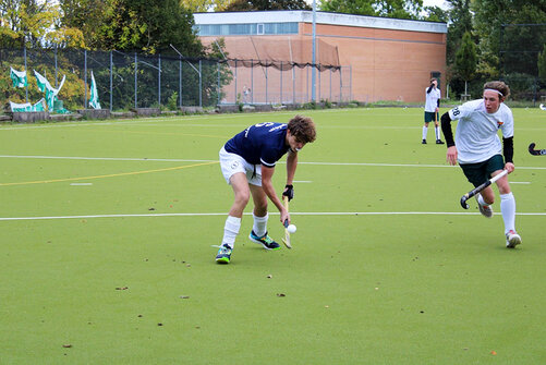 Schüler spielen Hockey