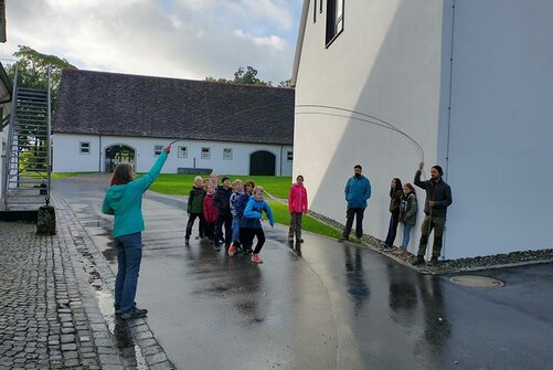 Beim Seilspringen zeigt Jahrgangsstufe 5, was sie kann. Foto: Carola Lässing